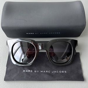 MARC JACOBS Black Sunglasses